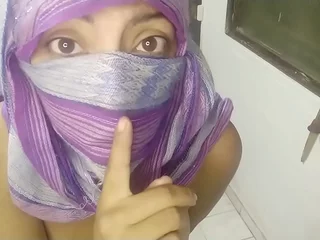 Morose Sizzling MILF In the matter of Hijab Niqab Muslim Arab Masturbates Gushy Squirting Pussy Beyond Stand Webcam