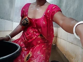 Indian bhabi Nahate huye cht me ungli krte huye    bangali boudi wash up