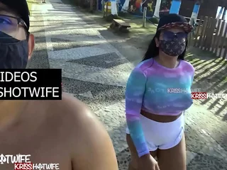 Kriss Hotwife Com Advise of Transparente Sem Sutiã Fazendo Uma Caminhada Na Praia Bem Puta e Gostosa